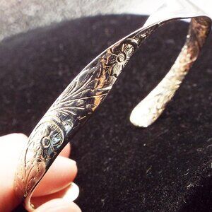 SAUSALITO CRAFTWORKS "FLORAL TAPESTRY" MOBIUS TWIST SILVER CUFF BRACELET (DR)